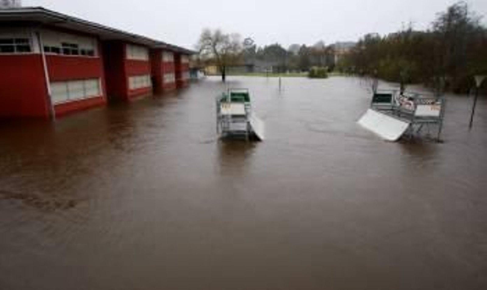El agua cubrió amplias zonas de la localidad pontevedresa de Gondomar. (Foto: SALVADOR SAS)