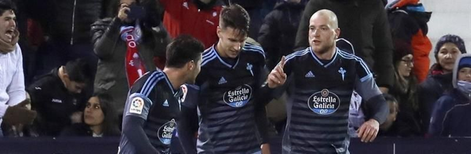 Los jugadores del Celta, (i-d) Carles Planas, Josep Señé y el sueco John Guidetti, celebran el segundo gol del equipo