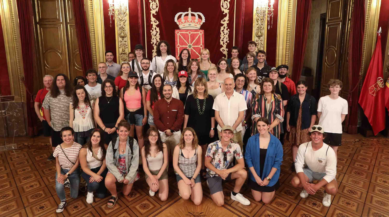 Foto de grupo de la recepción de la consejera Ollo al medio centenar de jóvenes de Estados Unidos que visitan Navarra