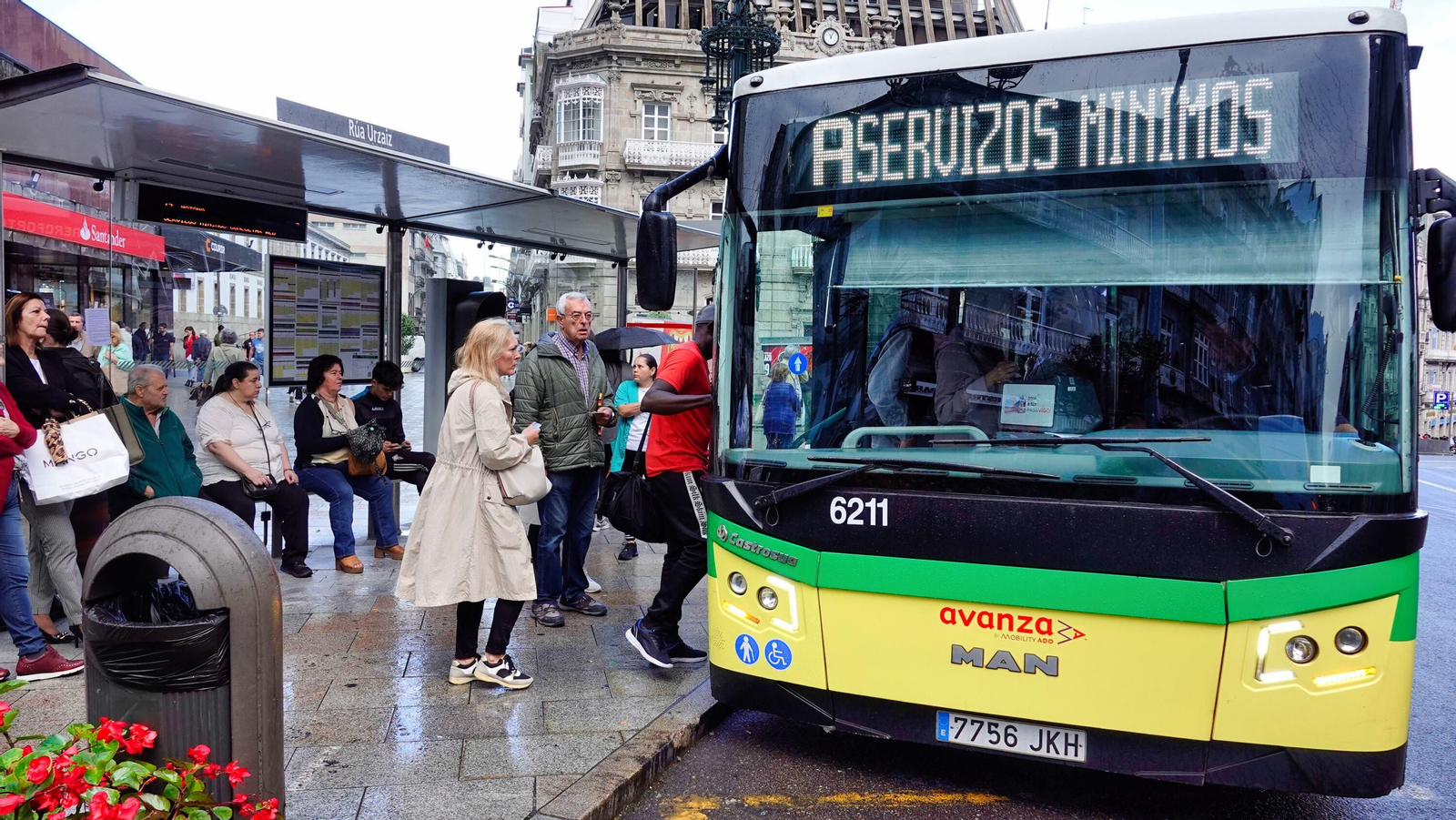 Un autobús de Vitrasa con el cartel de servicios mínimos. // Vicente Alonso