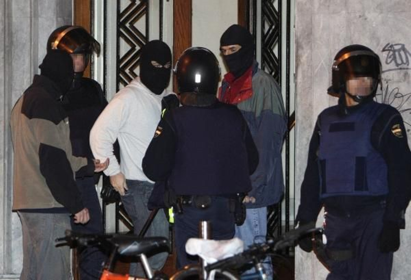 La Policía Nacional con el material incautado durante los registros realizados en San Sebastián.