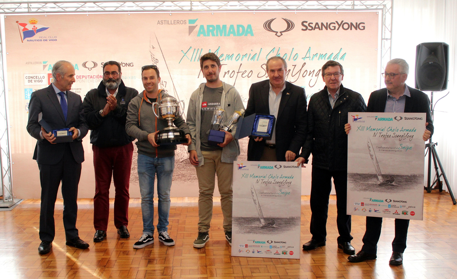 Los ganadores posan con organizadores y autoridades.