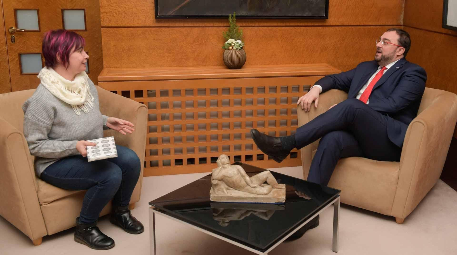 Foto de Archivo del presidente del Principado de Asturias y candidato a la reelección por el PSOE, Adrián Barbón el día que recibió en su despacho de Oviedo a la presidenta del CGCEE, Violeta Alonso