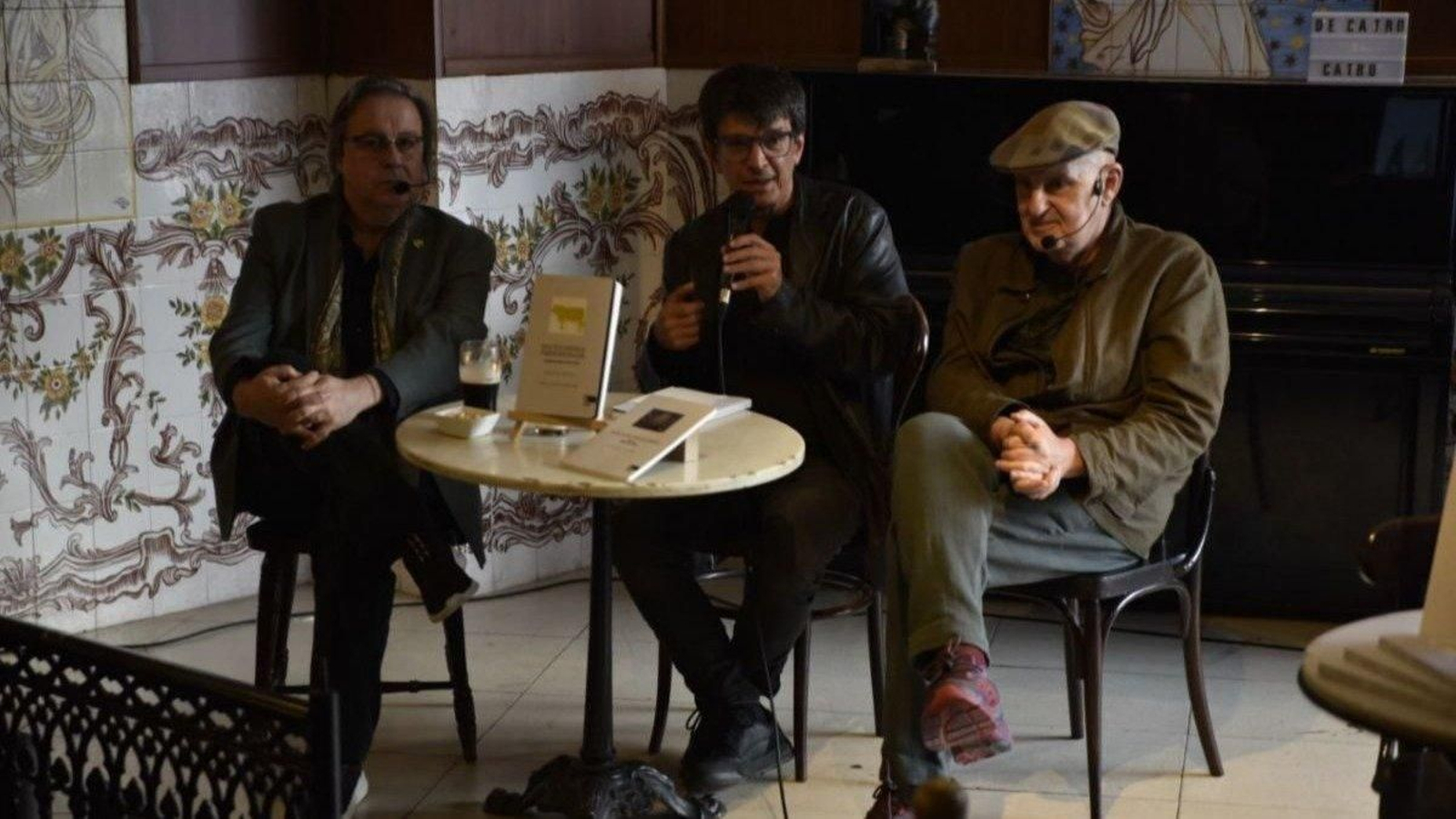 Antón Reixa (dereita) onte, no café De Catro a Catro, con Alberto Avendaño e Manuel Xestoso.