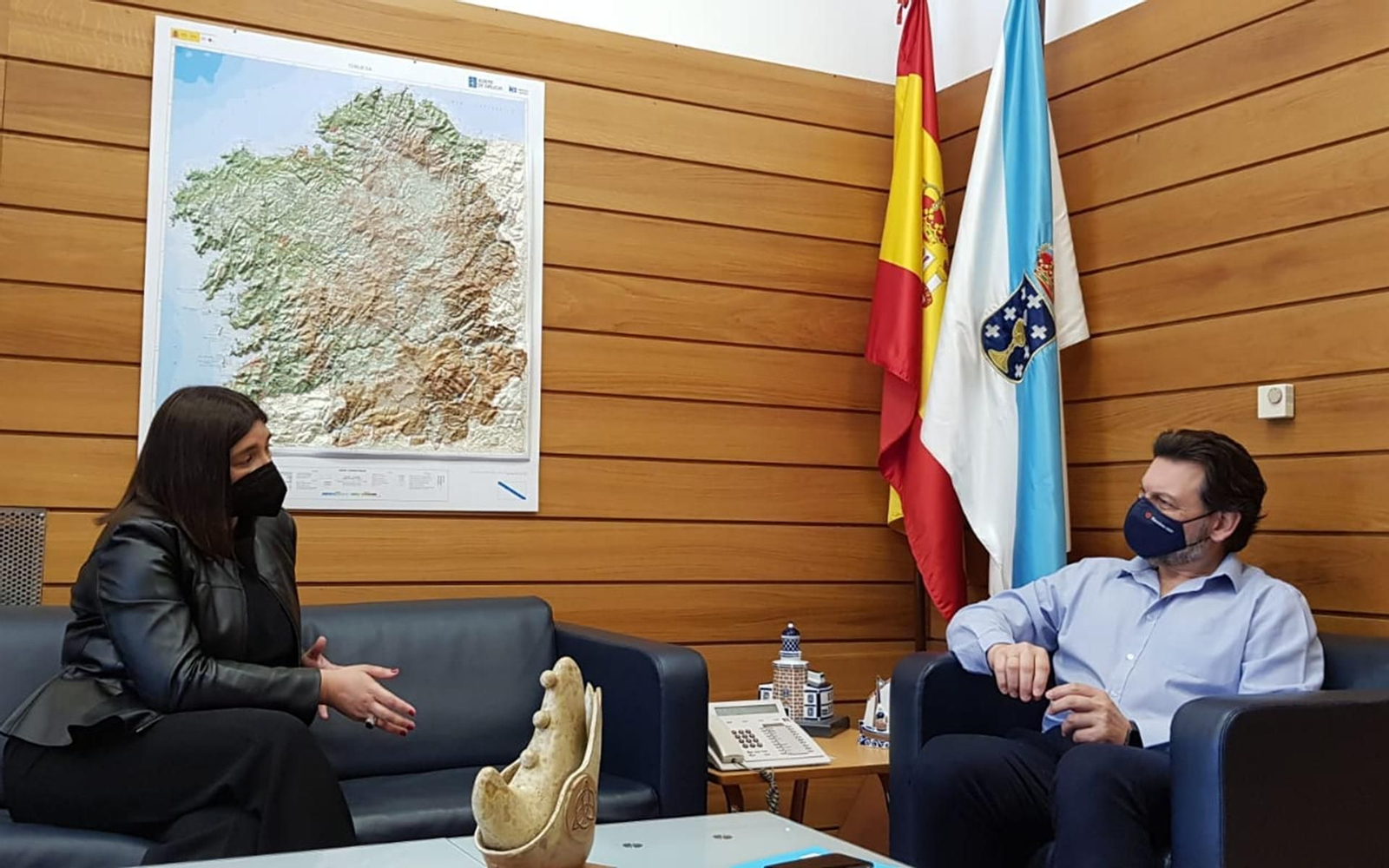 El secretario xeral da Emigración y la presidenta del Centro Galego de Vitoria, durante la reunión en la sede de la SXE