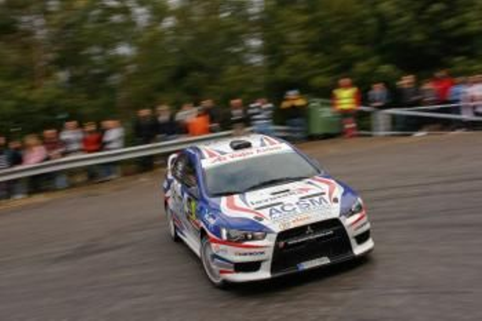 Los hermanos Pais, a bordo de un Mitsubishi Lancer Evo X.