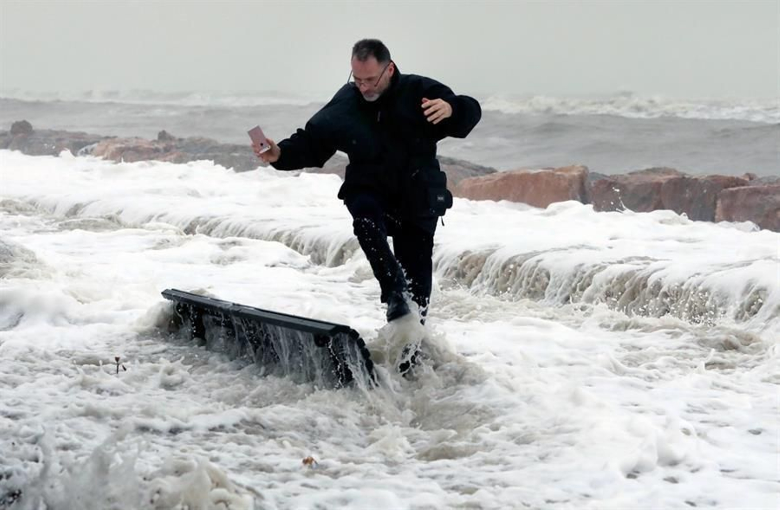 Imagen del paseo marítimo de Almenara (Castellón) con graves desperfectos y complatemente inundado por la borrasca Gloria