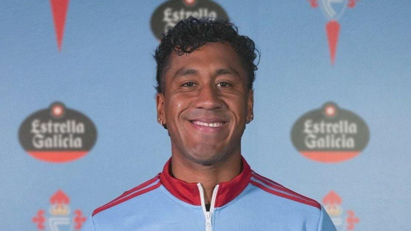 Renato Tapia recibió ayer el Premio Estrella Galicia como mejor jugador del Celta en el mes de enero.