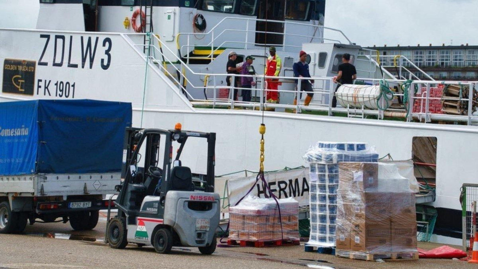 El “Golden Touza”, ayer realizando los últimos preparativos antes de partir.