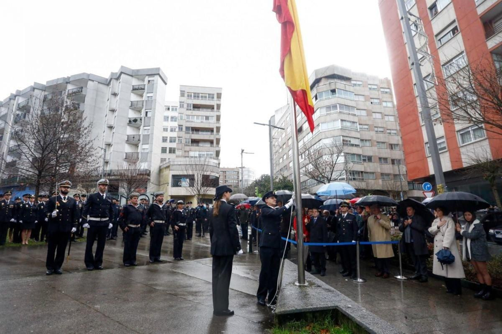 Con motivo del bicentenario de la Policía Nacional, se realizó el izado de la bandera bajo una intensa lluvia. Los agentes formaron alrededor de ella, mientras el himno de España era interpretado por la banda de música del cuerpo.