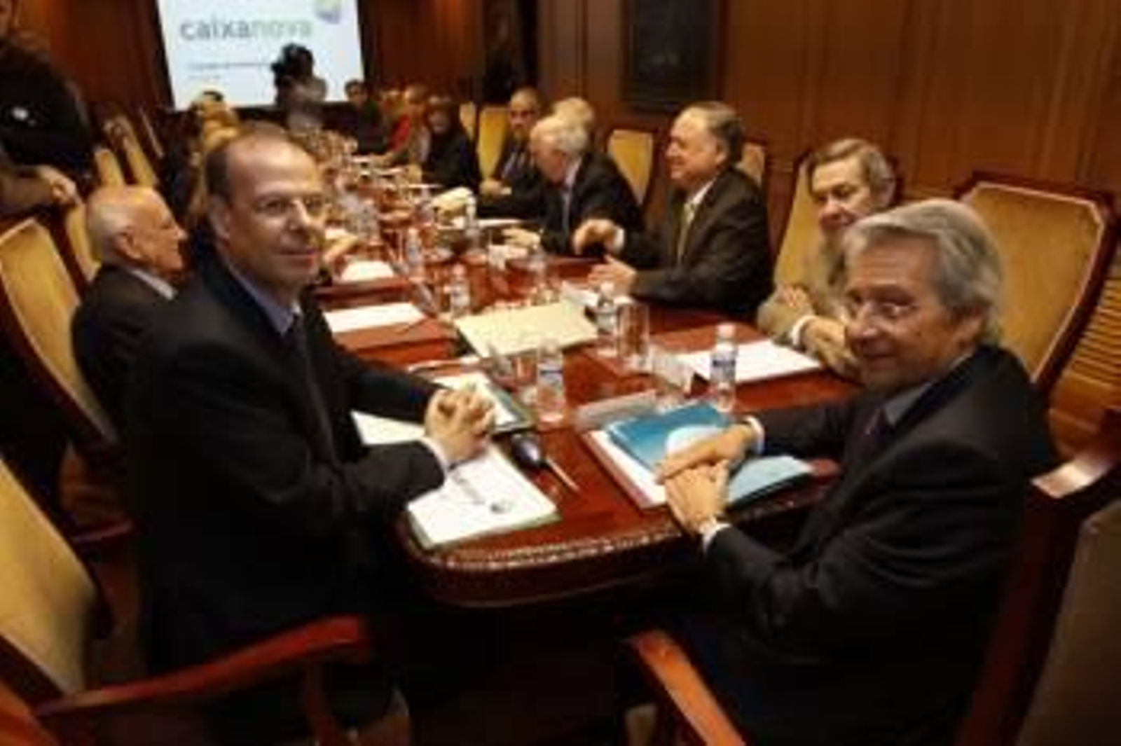 Fernández Gayoso y Jose Luis Pego, con los miembros del Consejo de Caixanova. (Foto: Archivo)