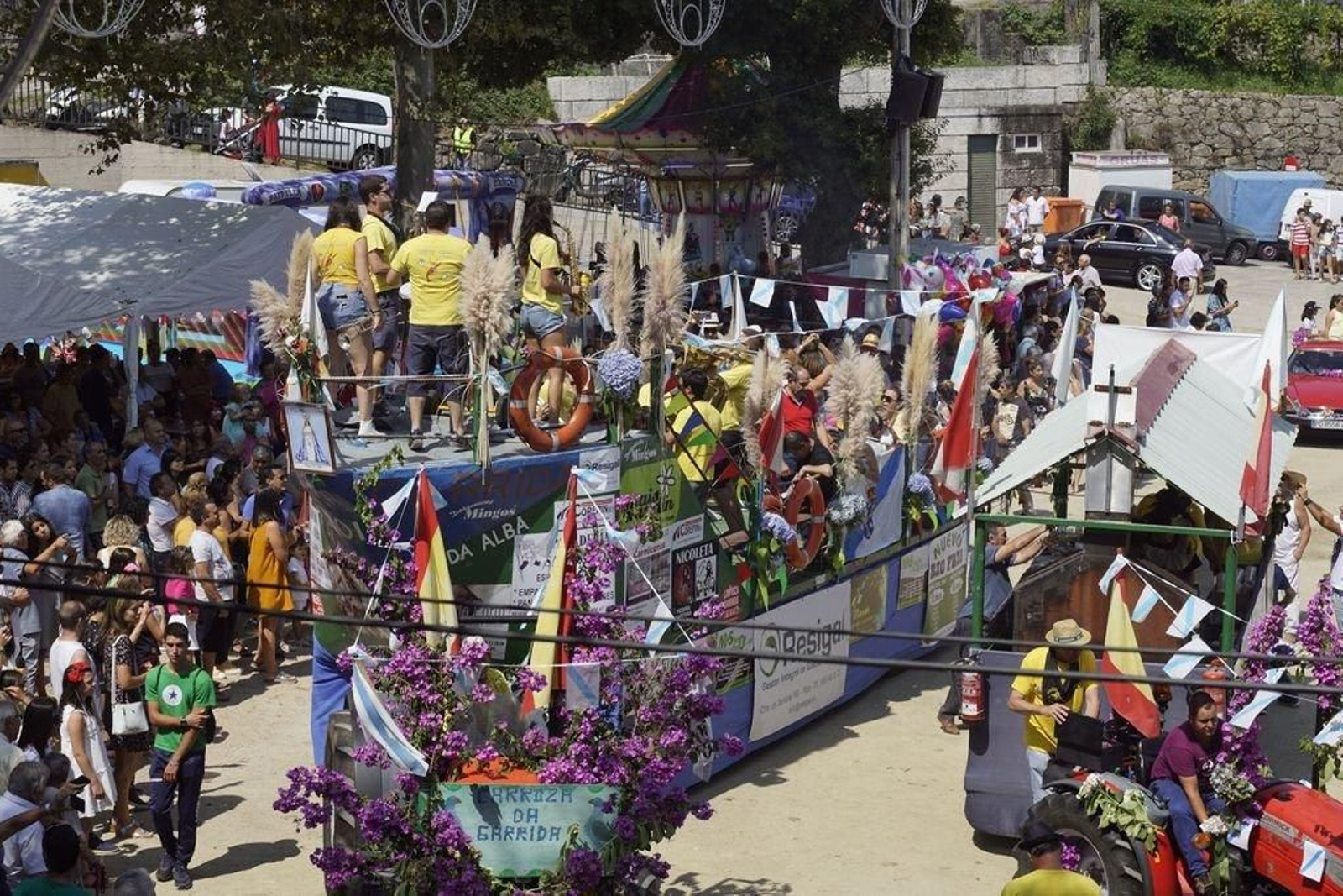 Las carrozas provenientes de A Sobreira y A Garrida llegaron al campo de la fiesta de Valladares alrededor de las 14 horas.