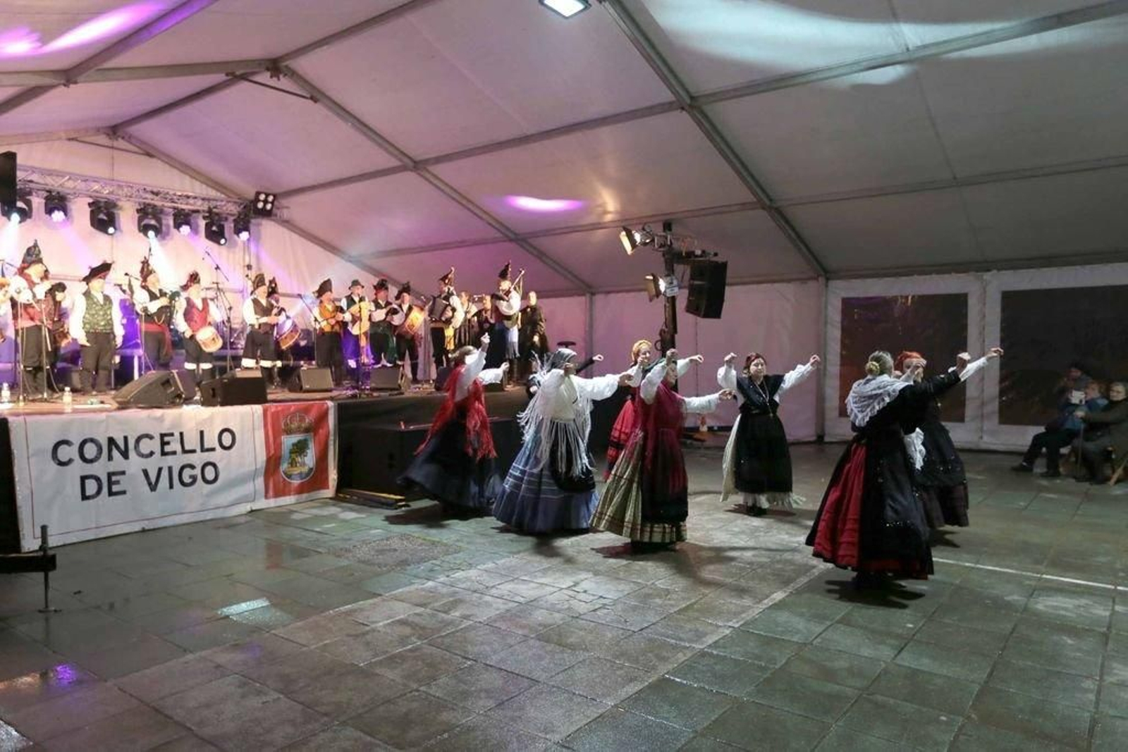 Un momento de la actuación de ayer en la carpa cubierta instalada en Matamá.