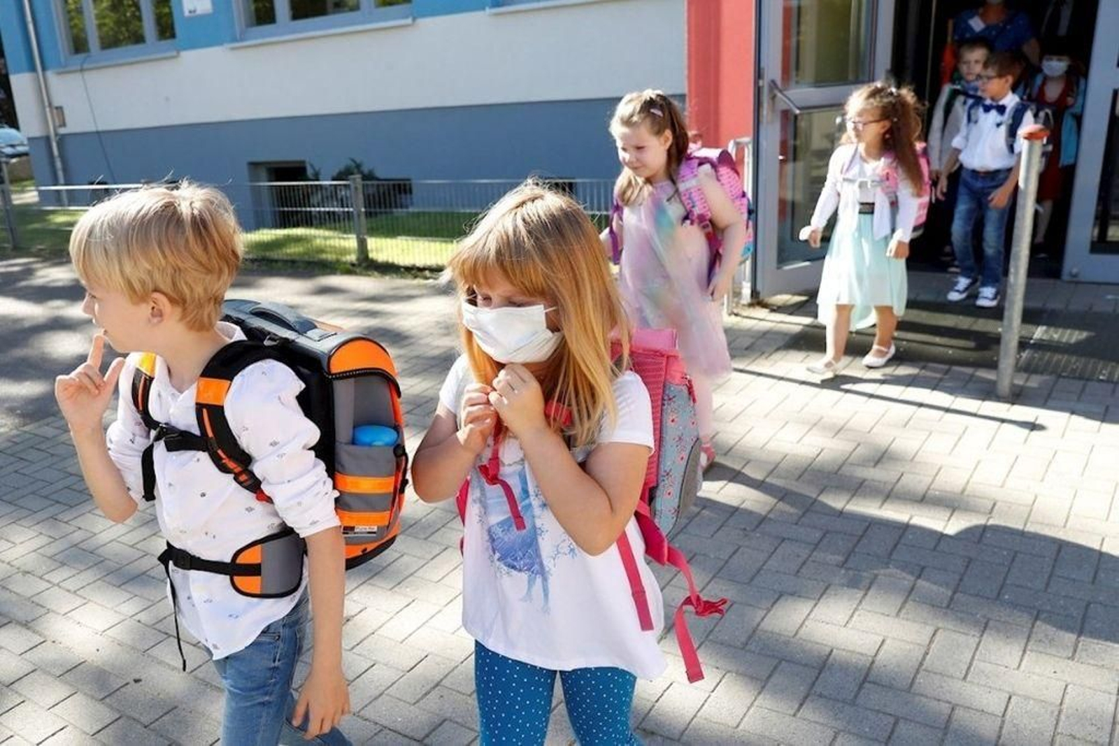 Un grupo de niños saliendo del colegio tras asistir a clase.
