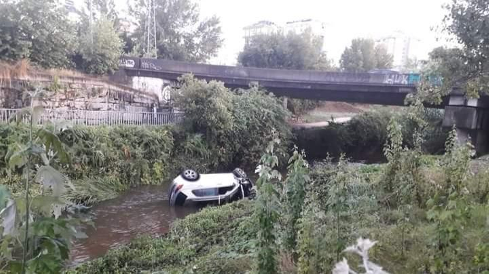 Un vehículo acaba en el río Lagares y su conductor resulta ileso