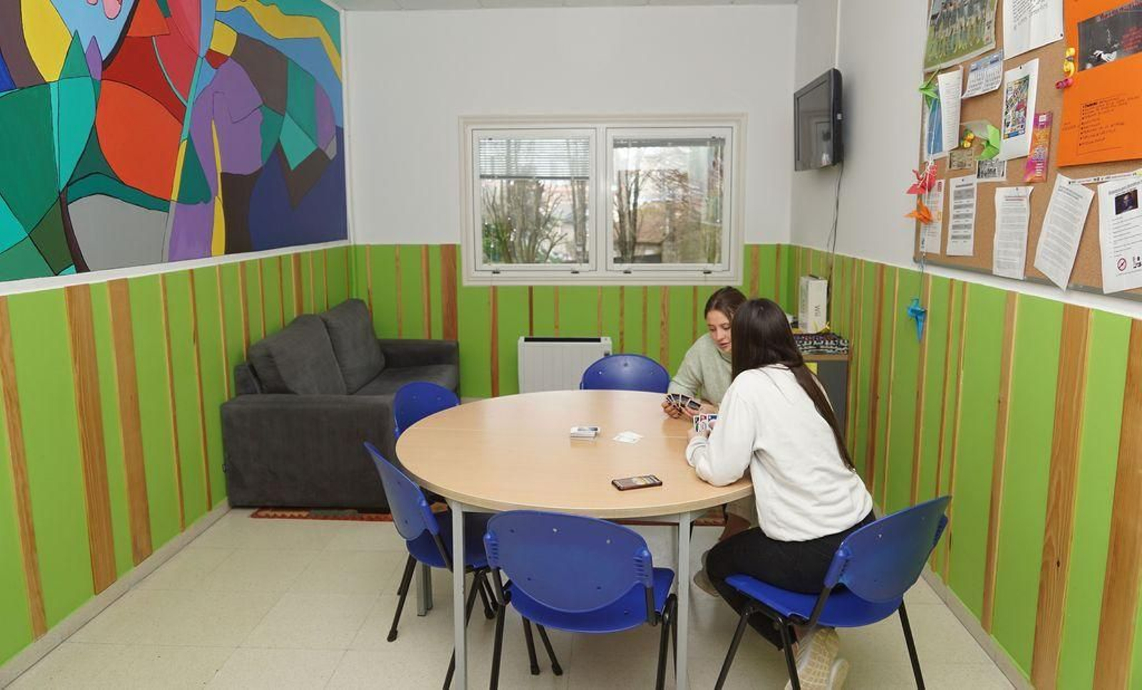 El aula de juegos tiene un mural hecho por los usuarios.