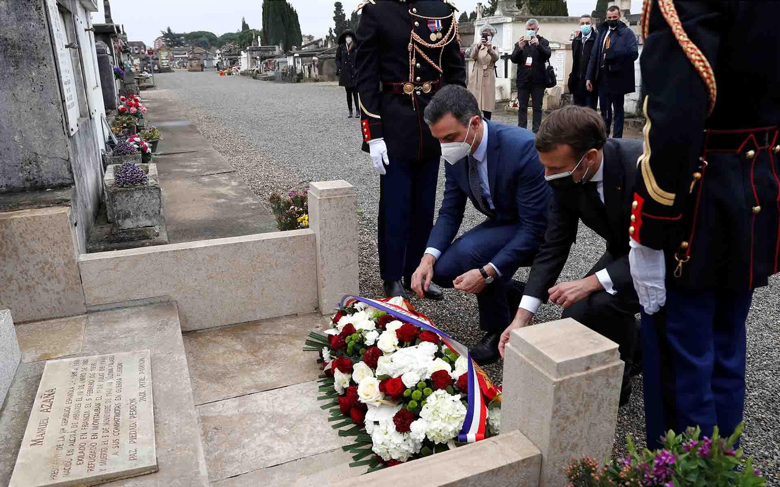 El presidente del Gobierno español, Pedro Sánchez (2i) y el presidente francés, Emmanuel Macron (2d), en una ofrenda floral en la tumba del expresidente de la República Manuel Azaña en Montauban. EFE/Alberto Estévez POOL