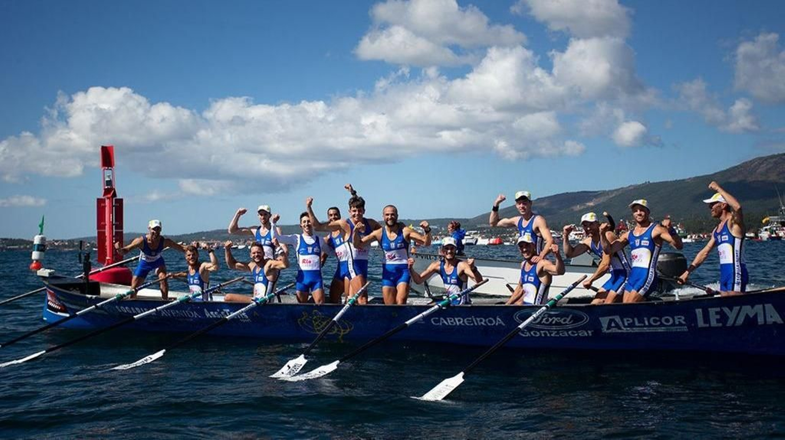 A tripulación de Ares celebra a permanencia obtida onte en Cabo da Cruz tras superar a Zarautz.