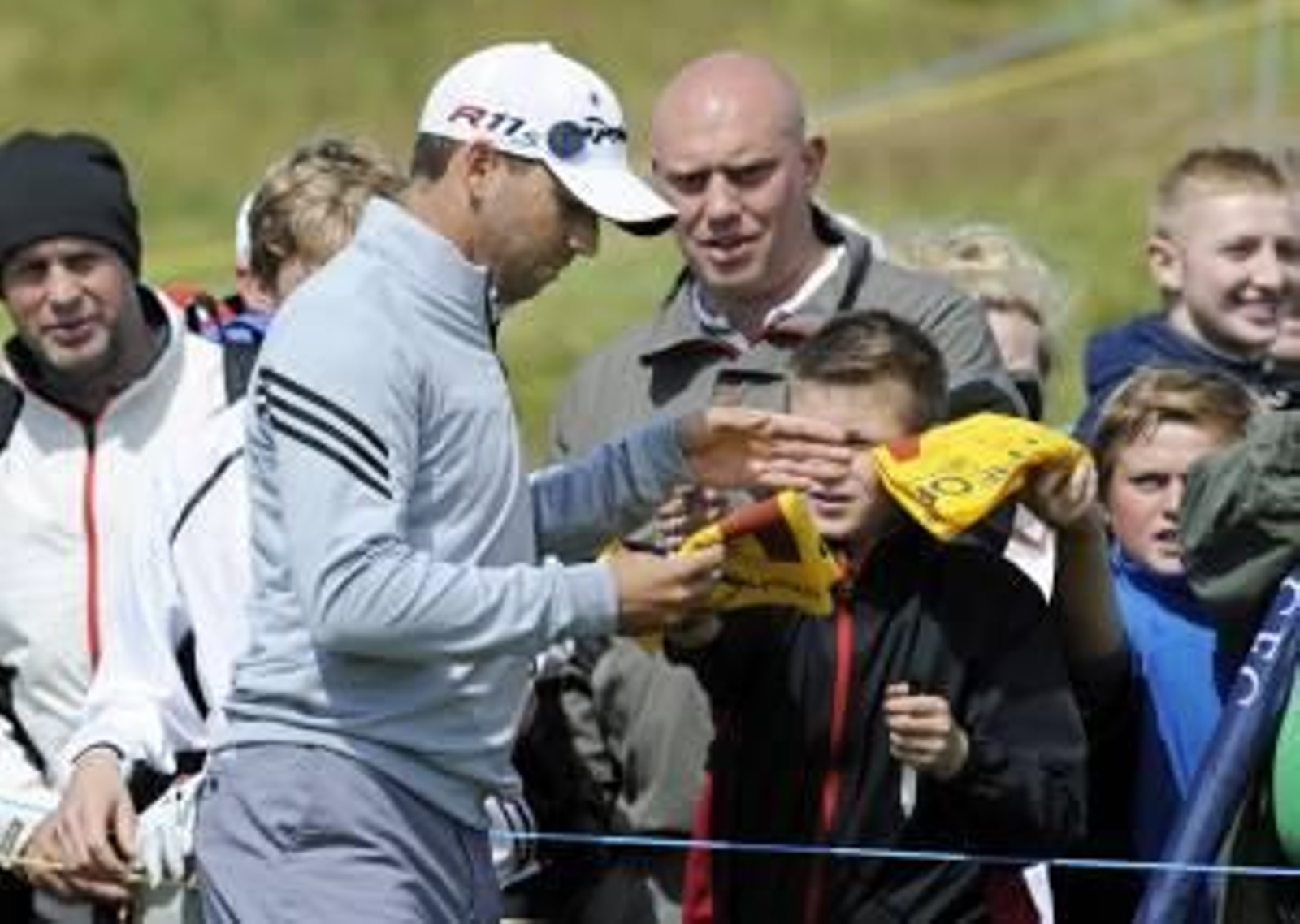 Sergio García, firmando autógrafos en el Royal Lytham. (Foto: GERRY PENNY)