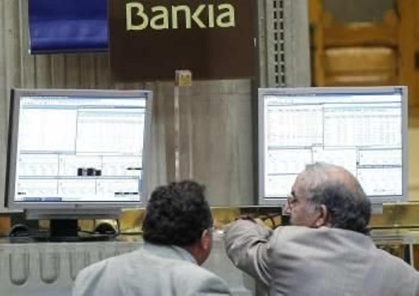 Dos inversores en la bolsa de Madrid durante la jornada de ayer. (Foto: CHEMA MOYAP)