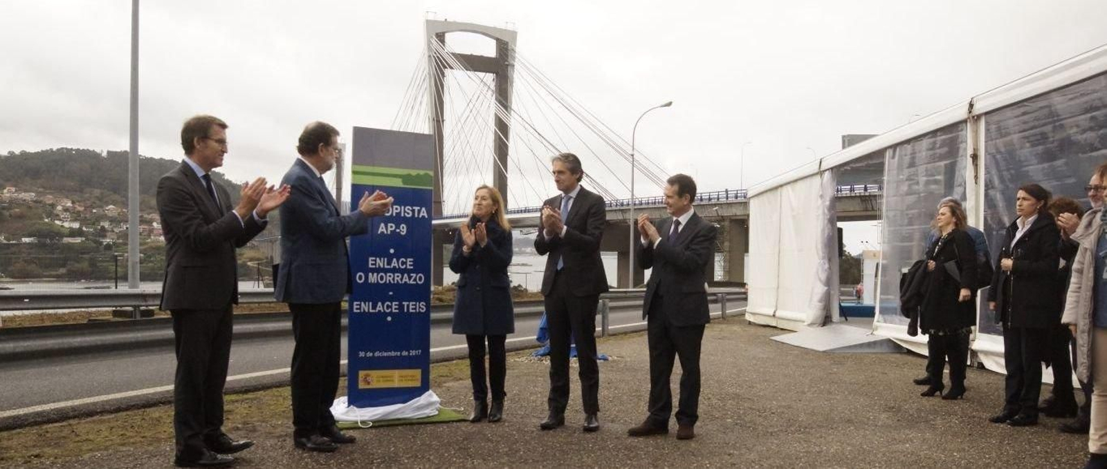 El presidente del gobierno acompañado del presidente de la Xunta y el alcalde de Vigo, entre otras autoridades, durante el acto esta mañana // Vicente Alonso