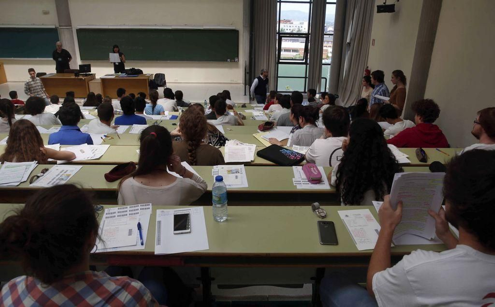 Aula llena de alumnos durante la realización de una anterior prueba de acceso a la universidad.