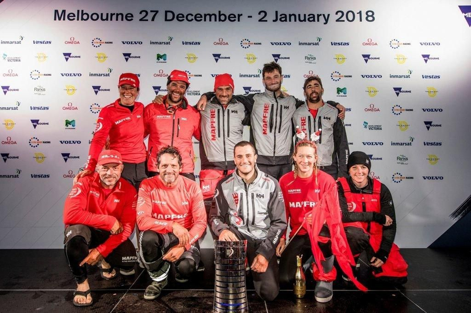 La tripulación del "Mapfre", con la pontevedresa Echegoyen, celebra la victoria en Australia.