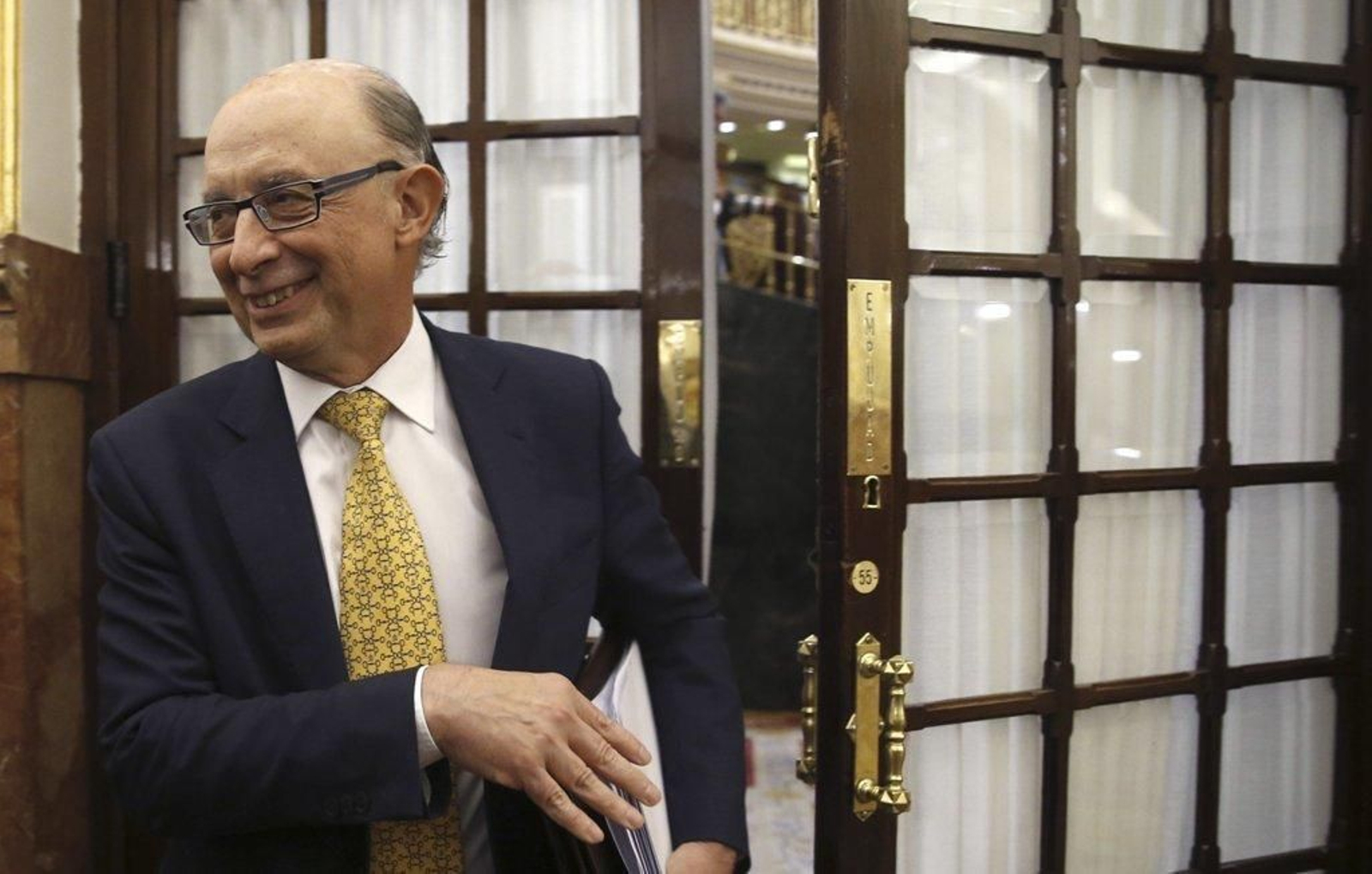 Montoro abandona el hemiciclo tras su intervención en el pleno.