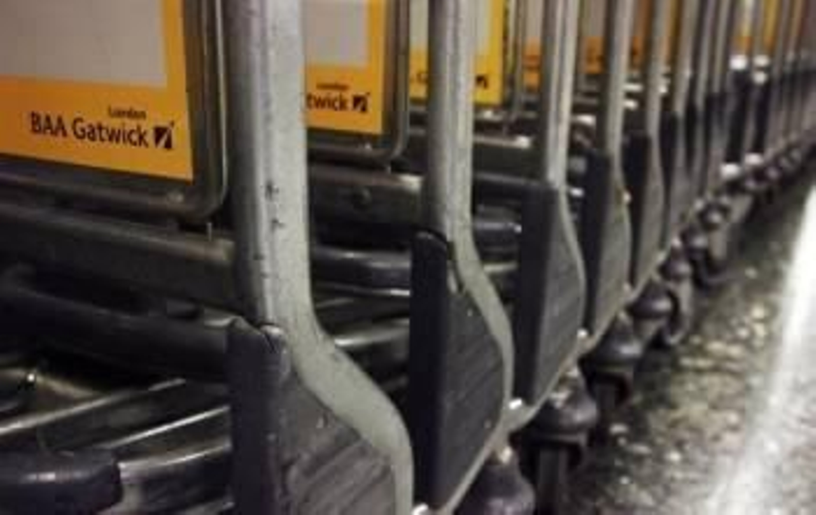 Detalle de los portamaletas del aeropuerto de Gatwick .