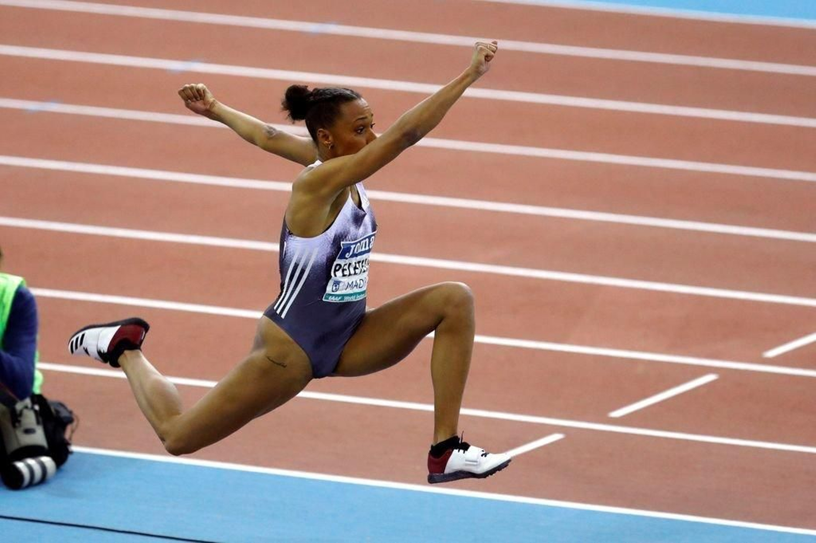 Ana Peleteiro, en medio de un triple salto en una competición anterior.