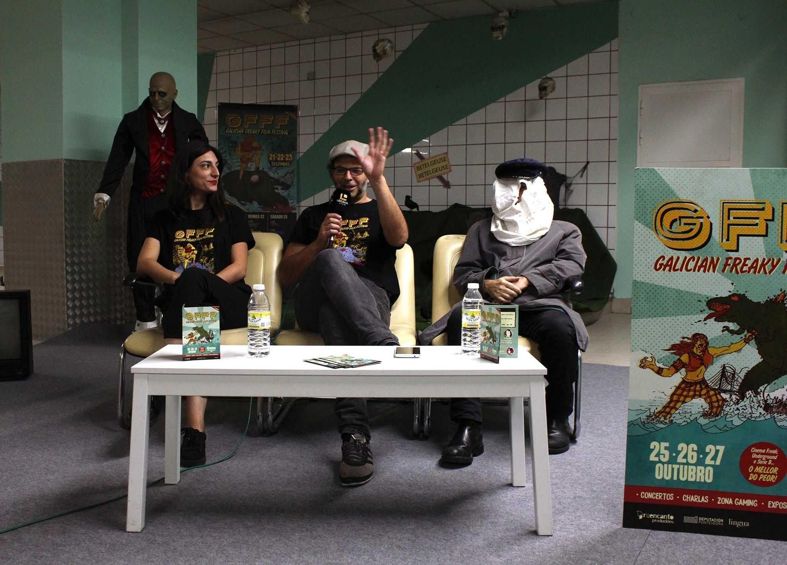 Juan de Castro, director del festival, entre Miriam P. Álvarez, ayudante de dirección y el Hombre Elefante, ayer en la sala Videodrome.