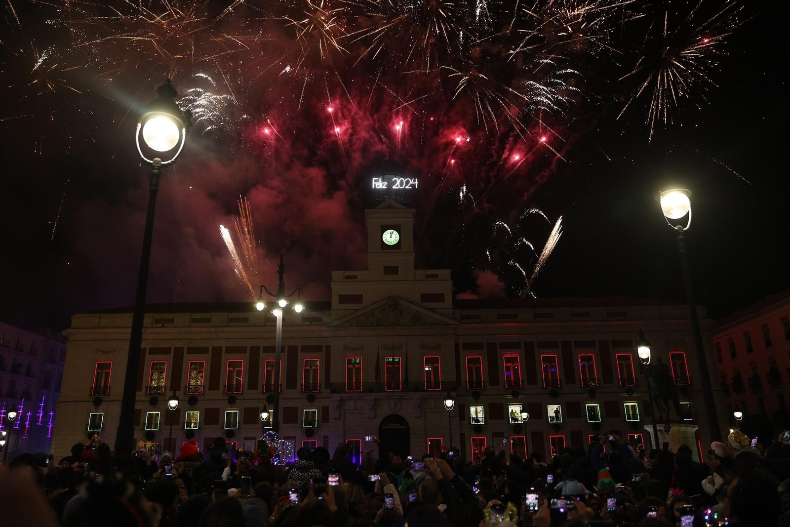 Cientos de personas en la Puerta del Sol de Madrid