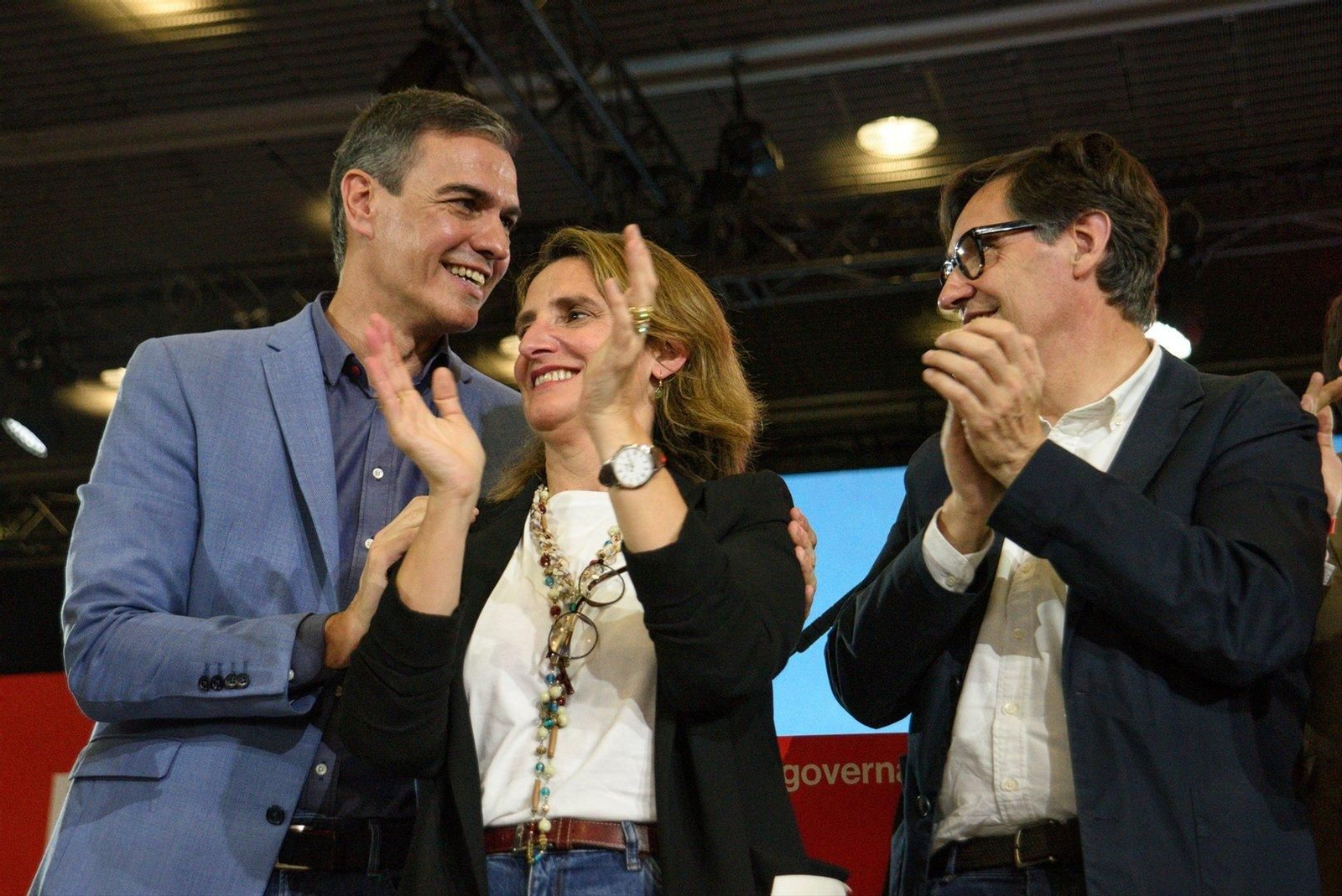 El secretario general del PSOE y presidente del Gobierno, Pedro Sánchez, la candidata del PSOE a las elecciones europeas y vicepresidenta tercera y ministra para la Transición Ecológica, Teresa Ribera, y el líder del PSC y candidato del partido a la Presidencia de la Generalitat, Salvador Illa. // EP
