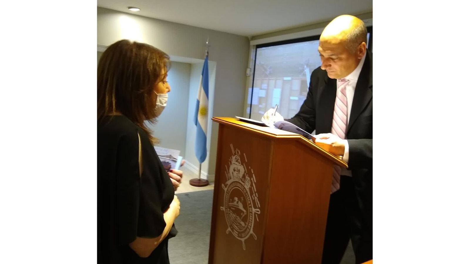 Argentina Eloy, dedicando su libro a una gran amiga web