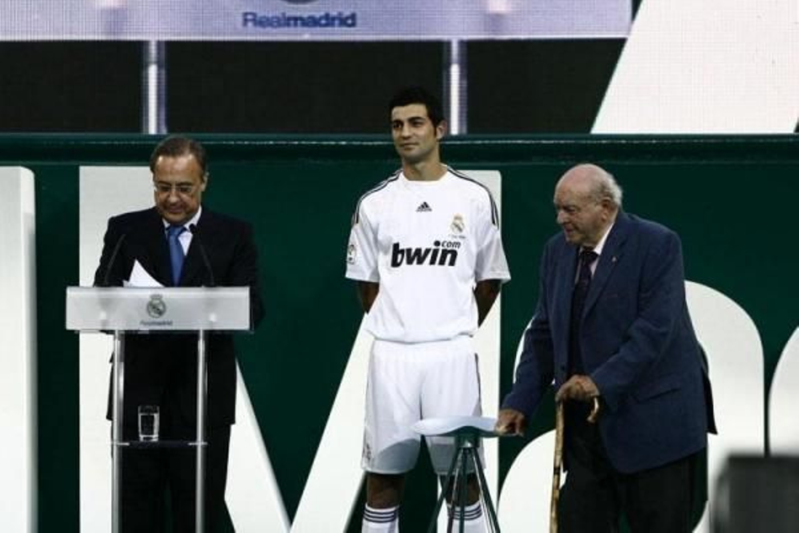 Pérez, Albiol y Di Stefano, en el Santiago Bernabeu.