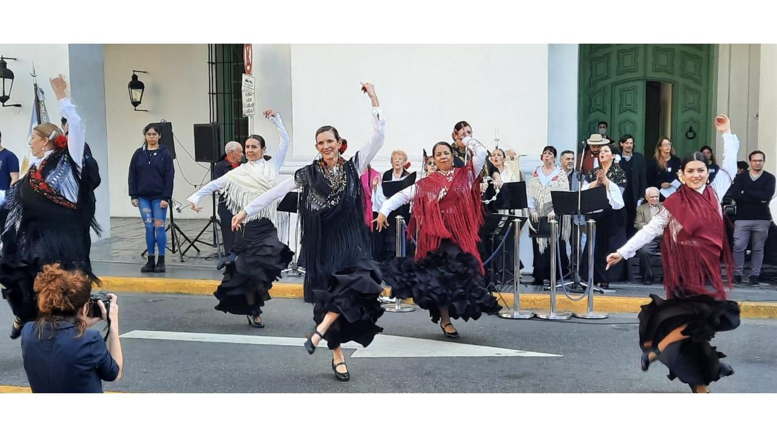 El Grupo de baile Luna Rociera bailando sevillanas