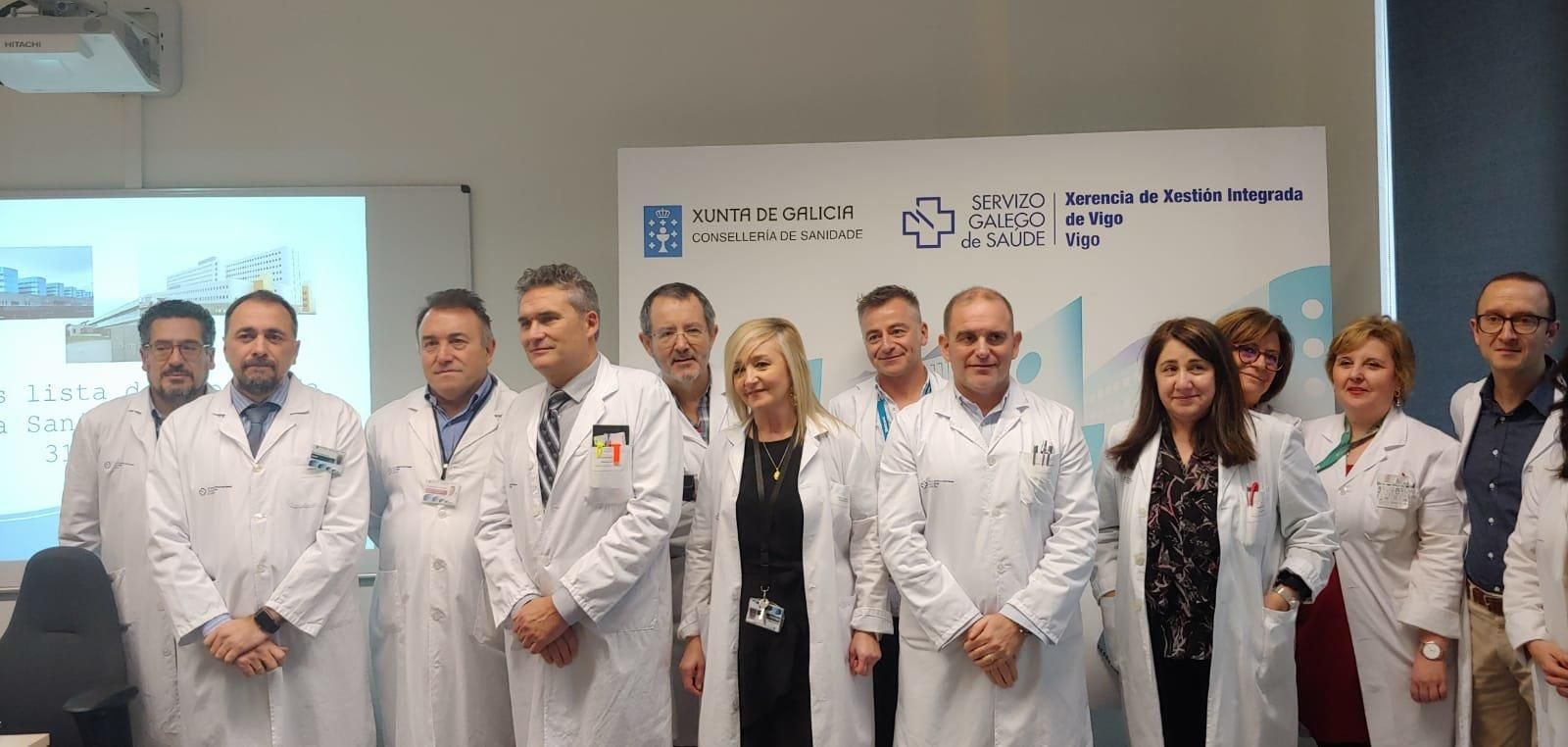 El gerente Julio Comesaña, segundo por la izquierda, con directivos y jefes de servicio.