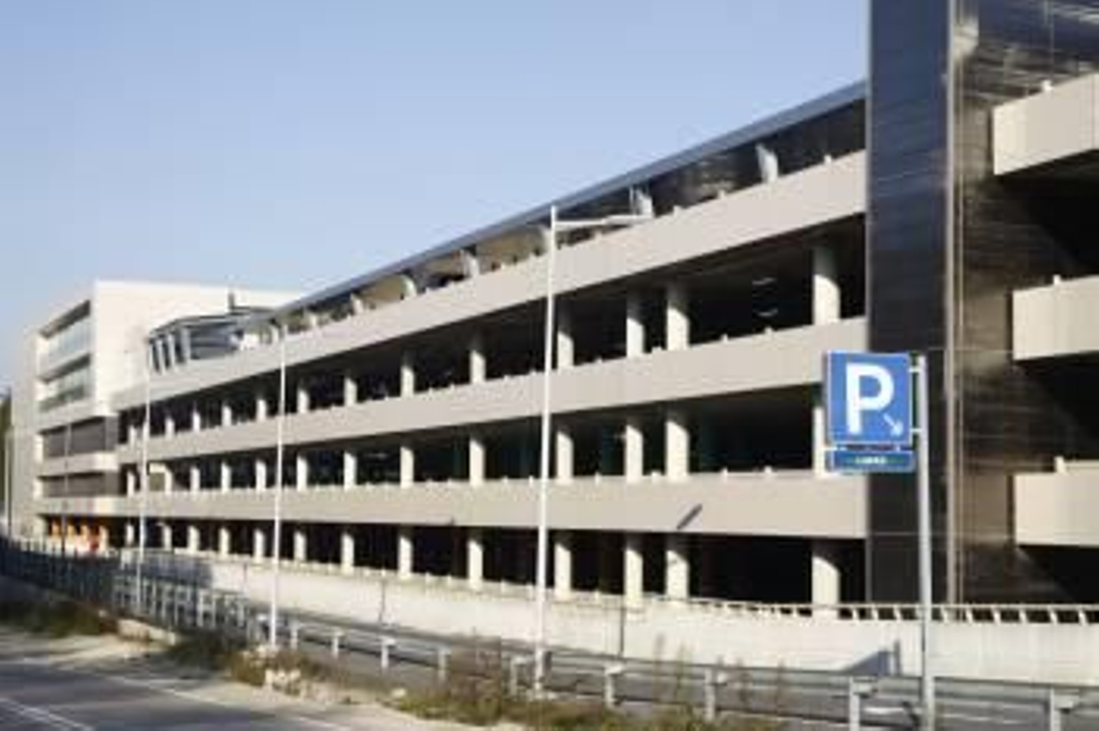 El parking de Peinador, con capacidad para 2.500 plazas, cerrado en parte por su baja utilización. Pastor se refirió  a este hecho. (Foto: JVLANDIN)