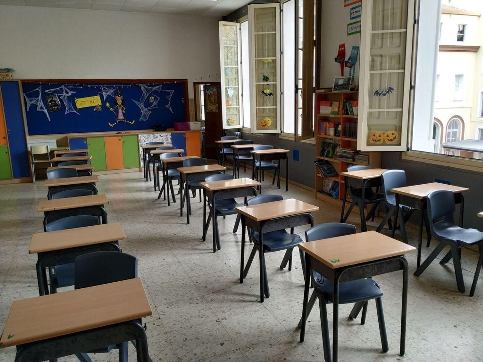 Una de las aulas del cuarto curso de Primaria que  ha quedado vacía por la cuarentena en el colegio Apóstol.