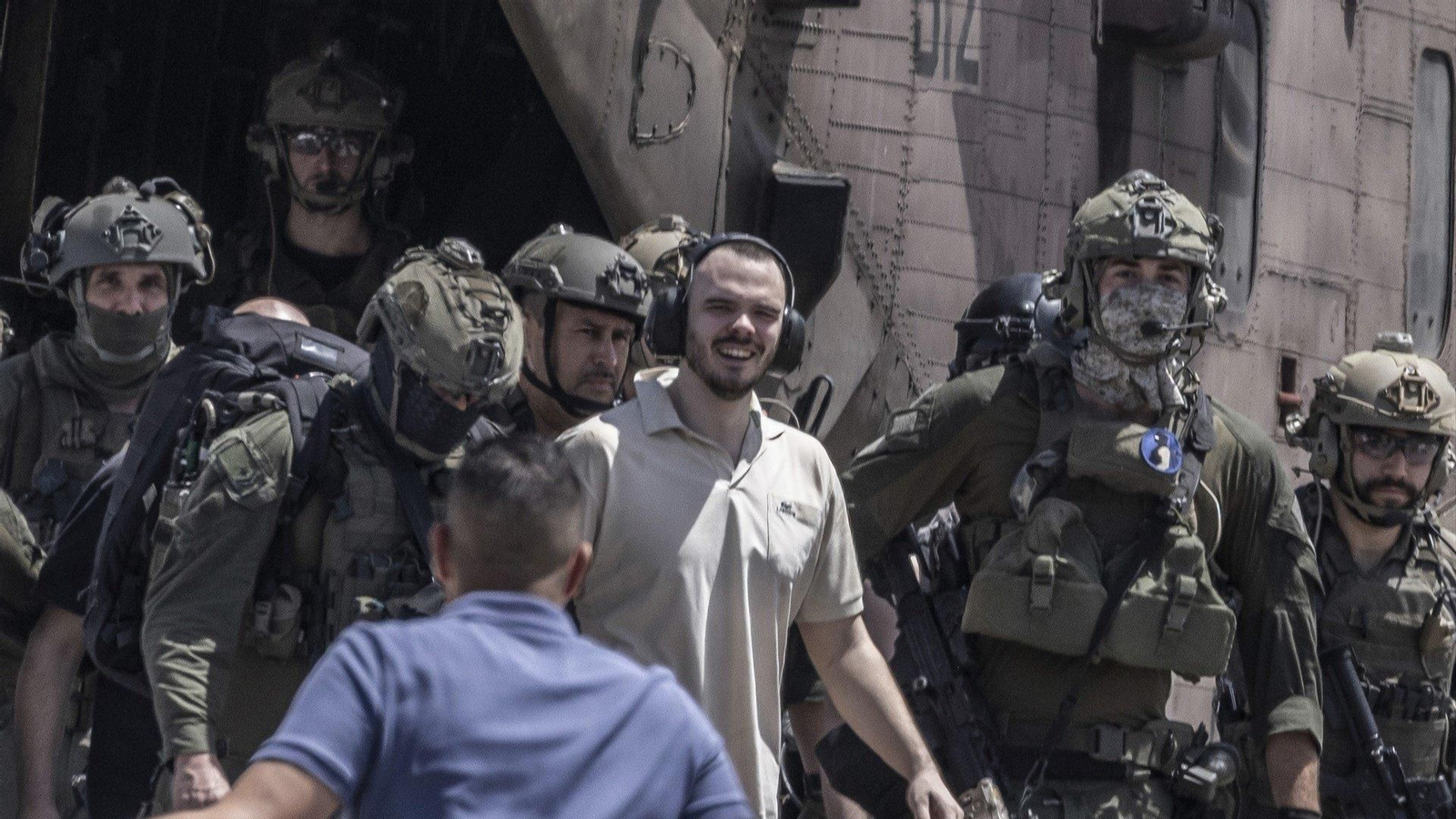 Andrey Kozlov, uno de los cuatro rehenes israelíes secuestrados por Hamás llega en helicóptero al centro médico Sheba en Ramat Gan. // EP