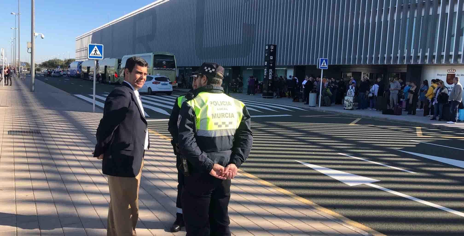 El consejero José Ramón Díez de Revenga en el Aeropuerto de Murcia