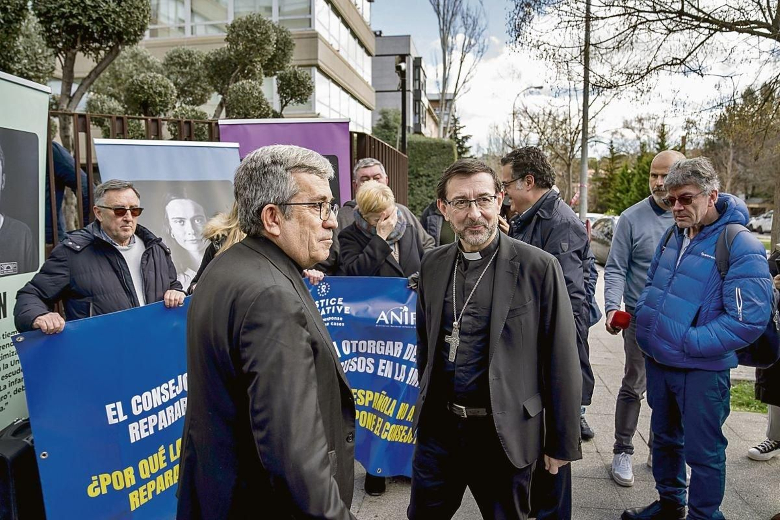 Luis Argüello y el nuevo vicepresidente José Cobo, con representantes de las víctimas.