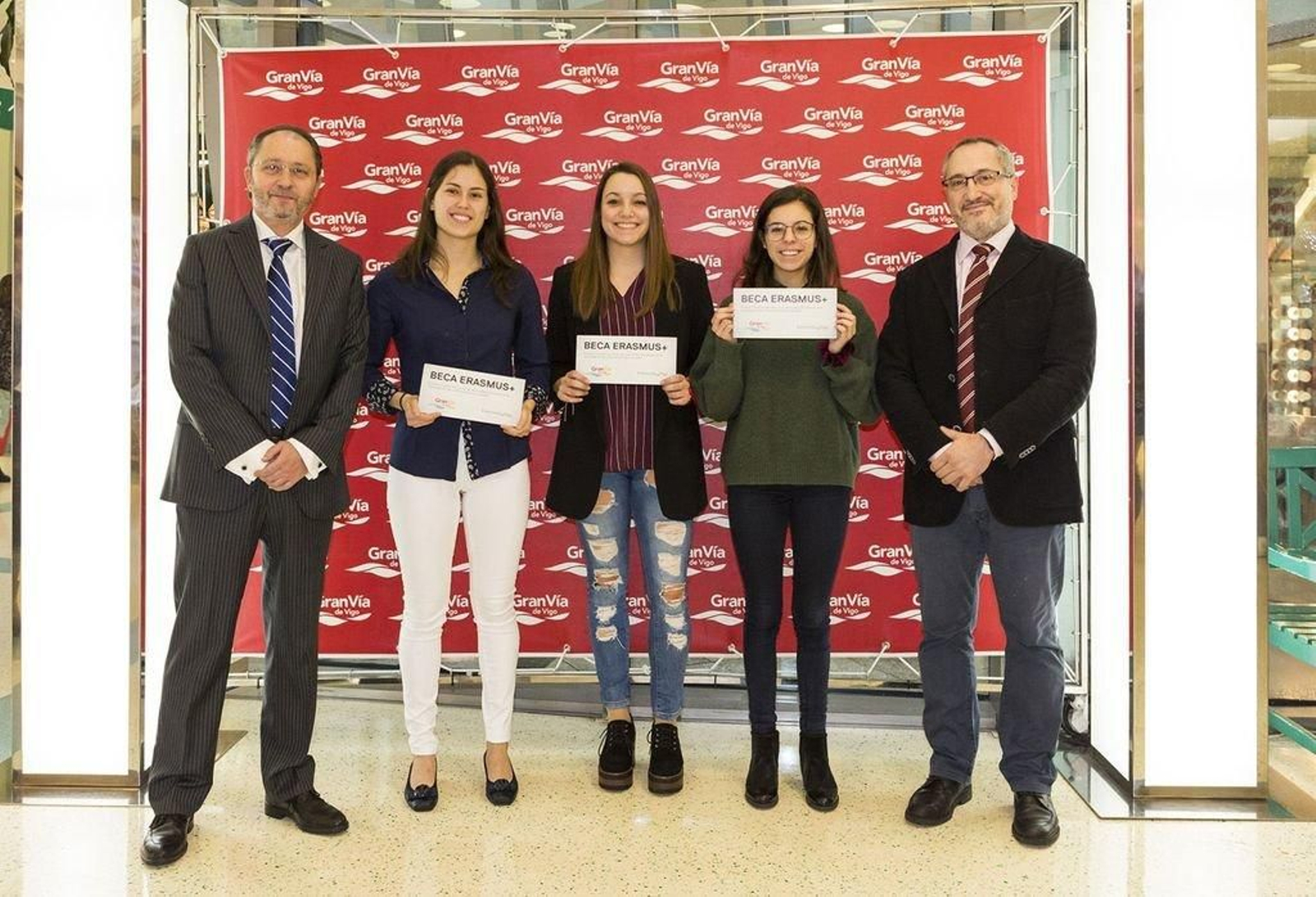 Fernando Pinto (izquierda) y Manuel Fernández, con las tres alumnas.