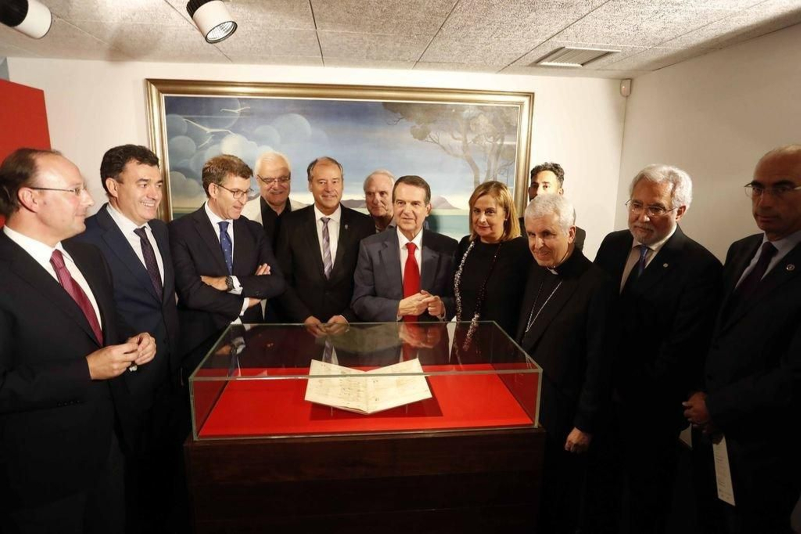 As autoridades galegas e viguesas, onte diante do Pergamiño Vindel, na inauguración da mostra no Museo do Mar.