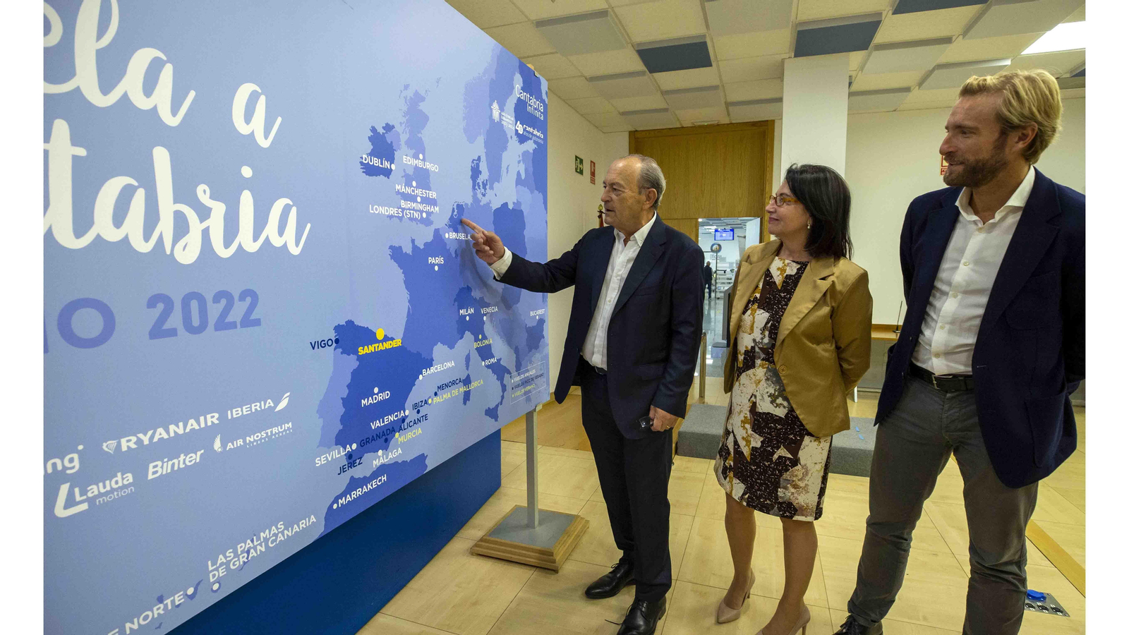 El consejero de Industria, Turismo, Innovación, Transporte y Comercio, Javier López Marcano, presentando, en rueda de prensa, las novedades del contrato de marketing de promoción nacional e internacional del aeropuerto Severiano Ballesteros