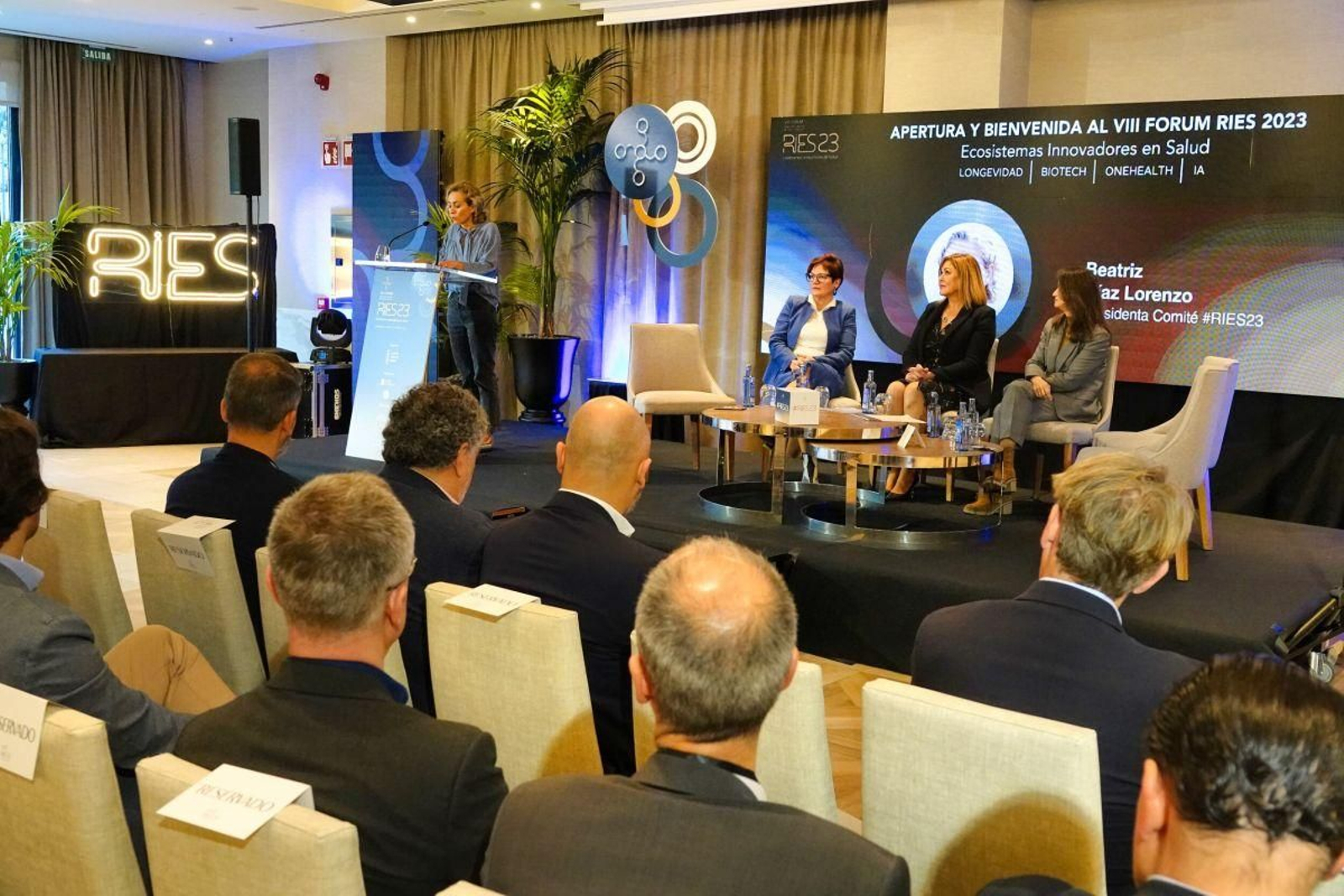 La presidenta del Clúster, Rocío Mosquera, primera a la derecha en las sillas, con las autoridades en el Attica.