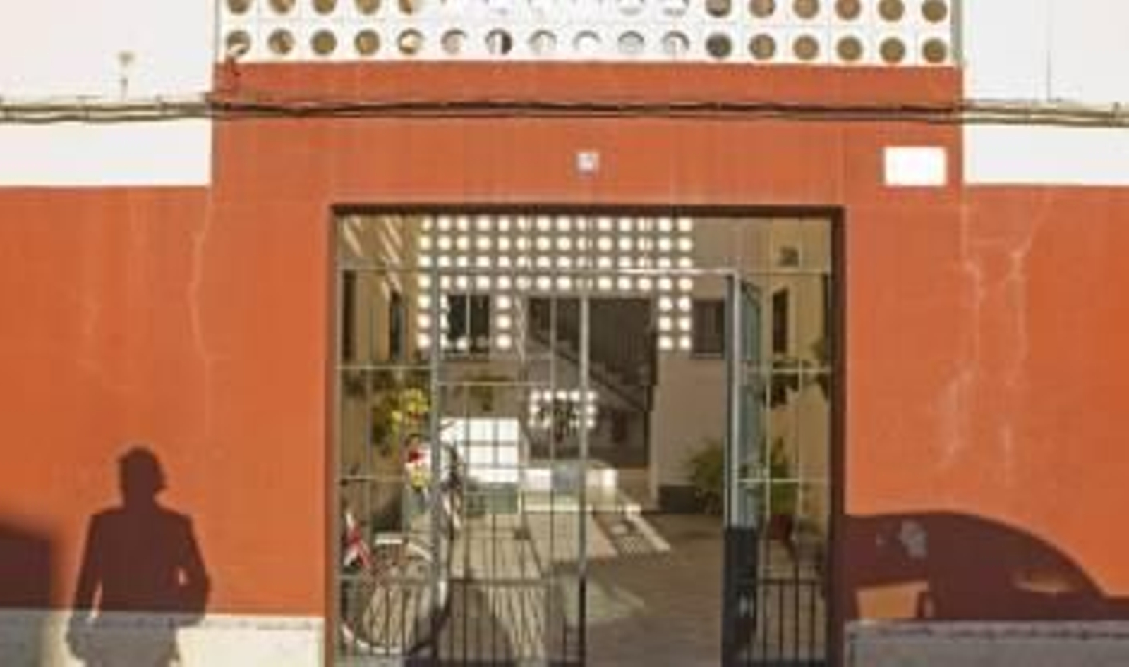 ortal de la vivienda en Marchena (Sevilla) donde anoche murió apuñalada Inmaculada D.R., de 29 años, presuntamente por la Fernando F.G., de 35 años (Foto: EFE)