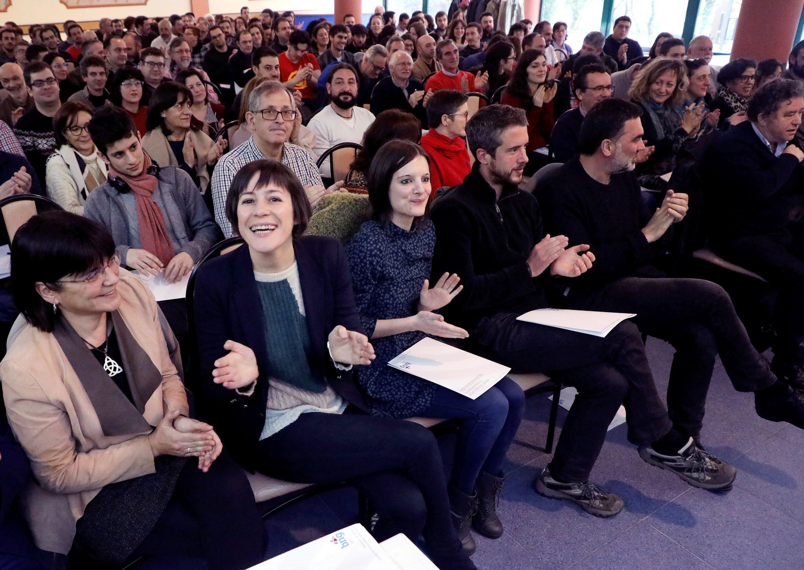Ana Pontón (segunda pola esquerda) no encontro municipalista que celebraron onte en Santiago.