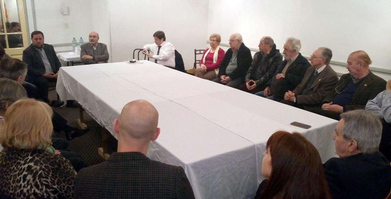 Reunión de Oriol Junqueras, líder de ERC, con los presidentes de la colectividad catalana en Argentina, en las instalaciones del Casal Català de Buenos Aires.