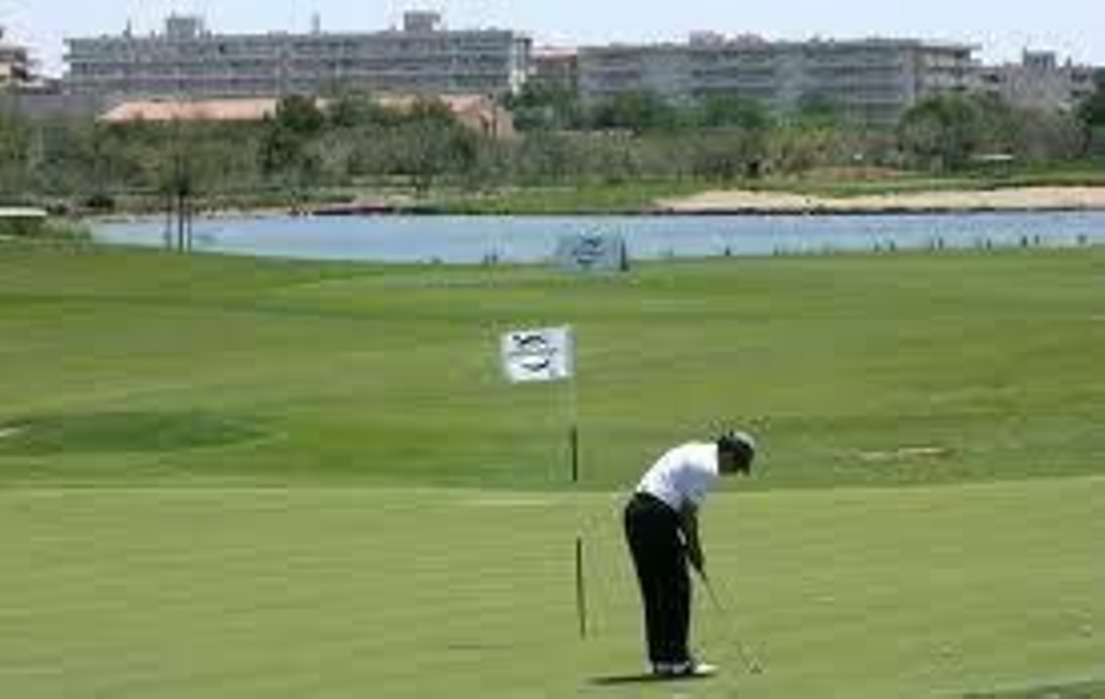 En la imagen, un aficionado jugando al golf.